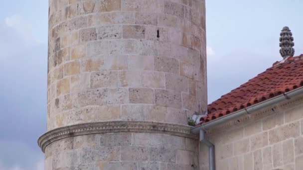 Chiesa sull'isola Gospa od Skrpjela nella baia di Kotor vicino a Perast, Montenegro — Video Stock