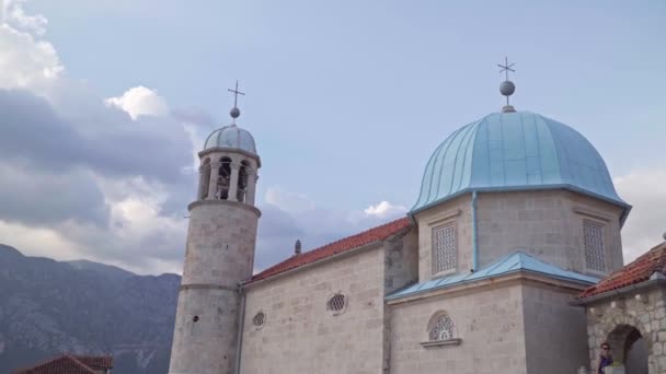 Церква на острові Ґоспа-д-Скрпєла в Которській затоці поблизу Пересту, Чорногорія, вересень 2019 — стокове відео