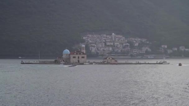 Večerní pohled na ostrov Gospa od Skrpjela v zátoce Kotor, Černá Hora — Stock video