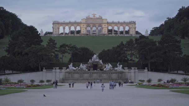 Gloriette colonnade in de Schoenbrunn tuin in de avond Wenen, Oostenrijk september 2019 — Stockvideo