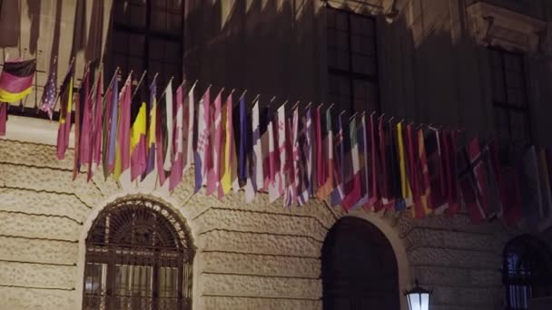 Banderas de los Estados participantes de la OSCE en el edificio de la sede de Viena — Vídeos de Stock