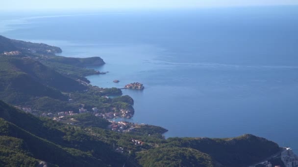 Kilátás távolról a sziget-hotel Sveti Stefan Montenegróban — Stock videók