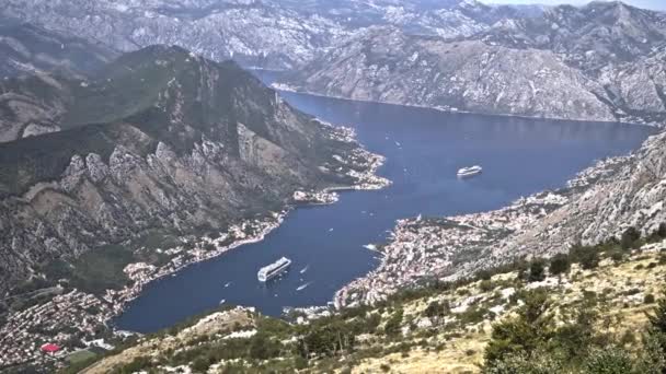 Montenegró. Kilátás a hegyekből Kotor városára és a Kotori Boka-öbölre — Stock videók