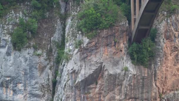 Montenegro settembre 2019. zip line attrazione turistica, vicino a ponte durdevica sul fiume Tara — Video Stock