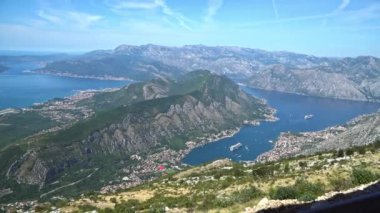 Karadağ. Dağlardan Kotor kasabasına ve Kotor 'un Boka Körfezi manzarası