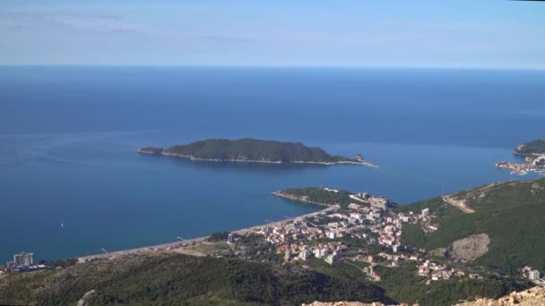 Blick von der Höhe der Budva Riviera und dem Meer — Stockvideo