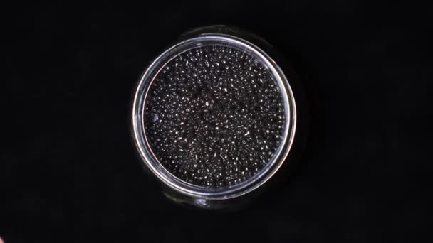 Noir naturel caviar gros plan tourne — Video