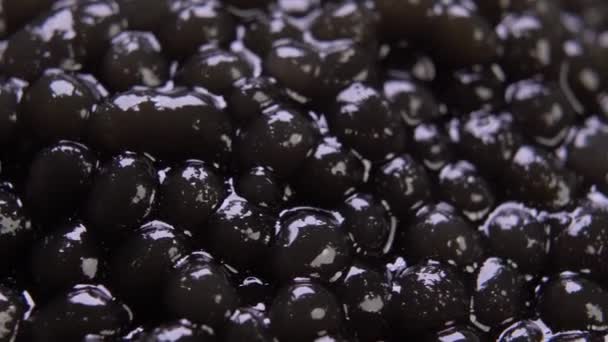 Фон черной натуральной икры крупным планом — стоковое видео