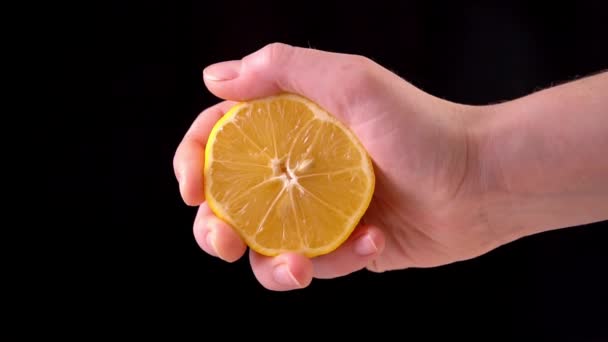 Langzame citroen. De hand knijpt van citroensap — Stockvideo