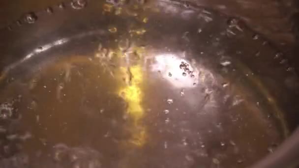 Acqua bollente su una stufa a gas primo piano — Video Stock