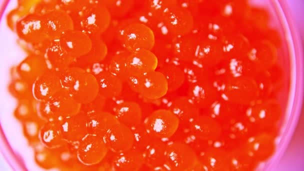 Caviar rojo de cerca. rotación del caviar en el tazón — Vídeos de Stock