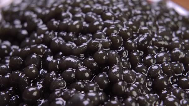 Fundo de caviar natural preto de perto — Vídeo de Stock