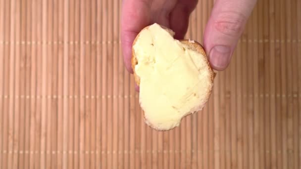 Roter Kaviar auf Brot und Butter verteilen. Kochender Imker — Stockvideo