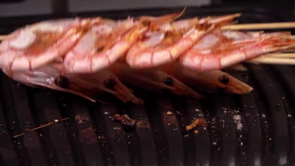 Close-up van garnalen. achtergrond van de garnalen op de grill — Stockvideo