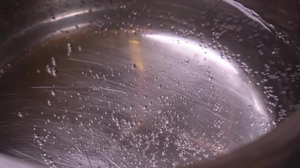Água fervente em um fogão a gás close-up — Vídeo de Stock