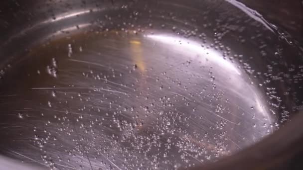 Eau bouillante sur un poêle à gaz close-up — Video