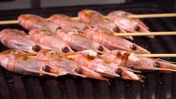 Close-up van garnalen. achtergrond van de garnalen op de grill. Termijn — Stockvideo