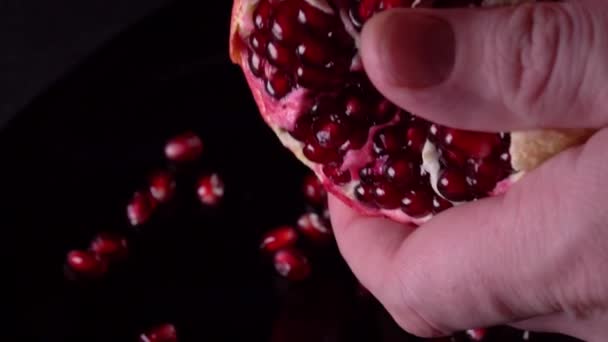 Cleaning a pomegranate with your hands close-up — 비디오