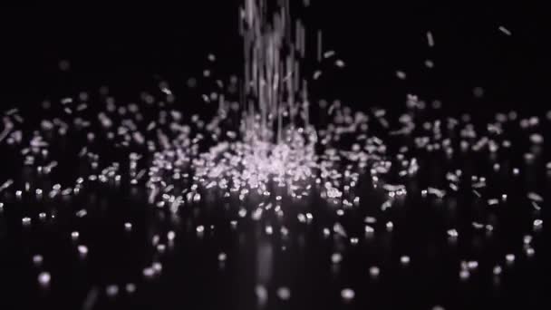 Zeitlupe Zuckertropfen Nahaufnahme auf schwarzem Hintergrund — Stockvideo