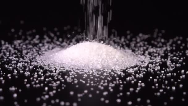 Zeitlupe Zuckertropfen Nahaufnahme auf schwarzem Hintergrund — Stockvideo
