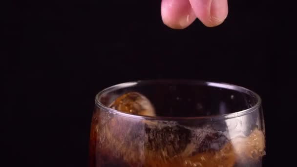 Zeitlupe fällt Eis in eine Cola — Stockvideo