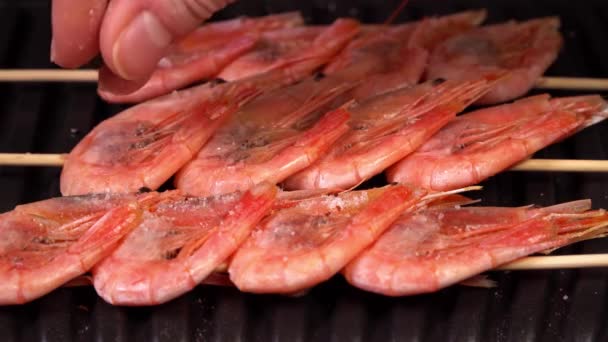 Detailní záběr krevet. pozadí krevety na grilu — Stock video