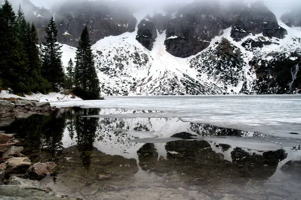 Reflejo de las montañas en las montañas de Tatra Morskie oko lago primavera 2017 — Foto de Stock