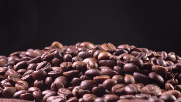 Pörkölt kávé közeli felvétele fekete alapon — Stock videók