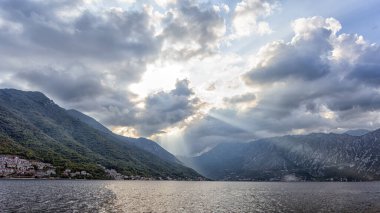 Kotor Körfezi 'ndeki dağların ve denizin muhteşem manzarası.