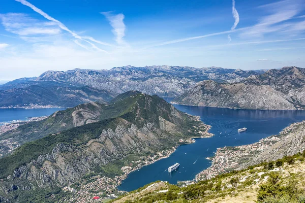 Kotor Körfezi 'ndeki dağların ve denizin muhteşem manzarası.