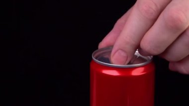 Yavaş çekimde bir kutu kola açılıyor.