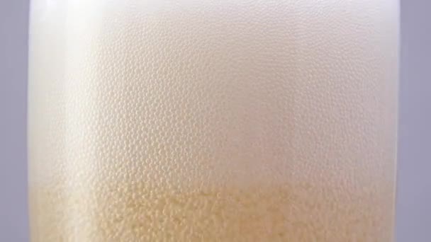 Bolhas de cerveja em um close-up de vidro — Vídeo de Stock