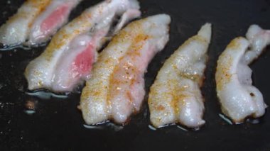 Taze pastırma tavaya fışkırır. yakın plan pastırma.