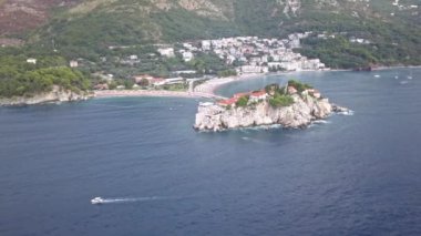 Karadağ Budva 'sı. St. Stephen 'ın kalbindeki adanın görüntüsü. ada oteli