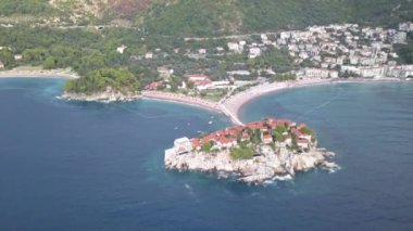 Karadağ Budva 'sı. St. Stephen 'ın kalbindeki adanın görüntüsü. ada oteli