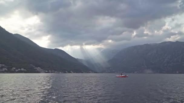 Solnedgång vid Kotorbukten. Ljus genom molnen — Stockvideo