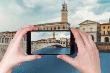 Pisa şehri Arno nehri ve Ponte di Mezzo köprüsü, İtalya. Telefonda çekilmiş bir fotoğraf.