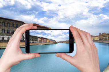Pisa, Arno nehri, Lungarno manzarası. Uzun pozlama. Toskana, İtalya. Telefonda çekilmiş bir fotoğraf.