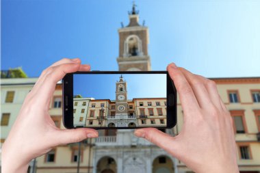 Rimini İtalya 'daki Piazza Martiri' de saat kulesi. Telefonda çekilmiş bir fotoğraf.
