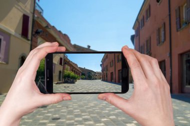 İtalya 'nın Santarcangelo di Romagna şehrinde bir sokak. Telefonda çekilmiş bir fotoğraf.