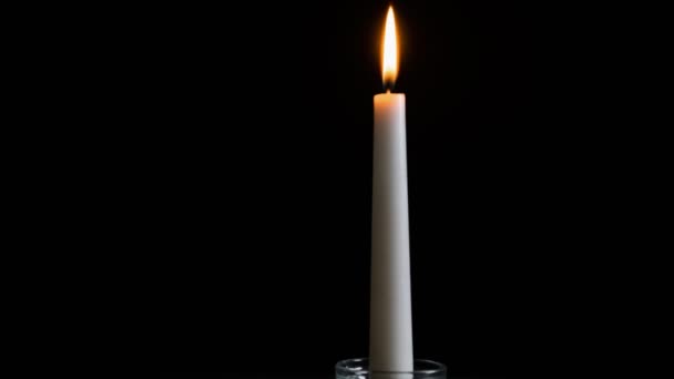 时间流逝的蜡烛在黑色的背景上点燃 — 图库视频影像