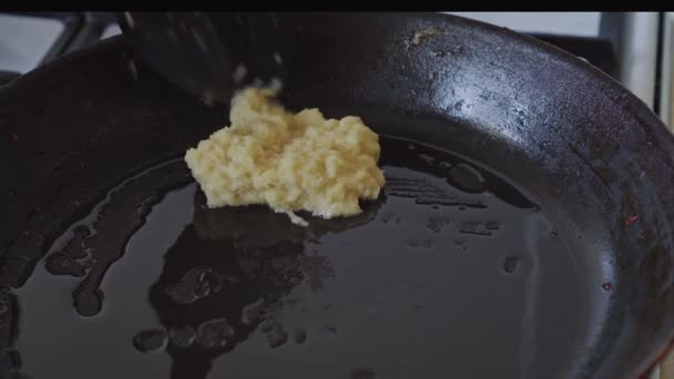 Close-up van gebakken aardappelpannenkoeken in olie in een koekenpan — Stockvideo