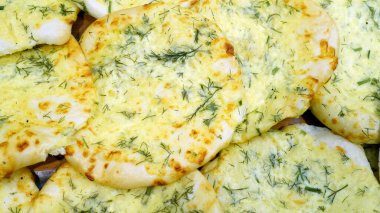 Dereotlu peynirli tortilla.