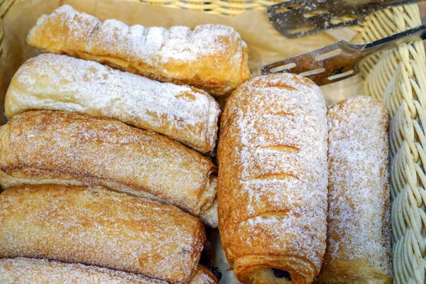 Close-up of a jam bun with a sprinkle of powdered sugar — Stock Photo, Image