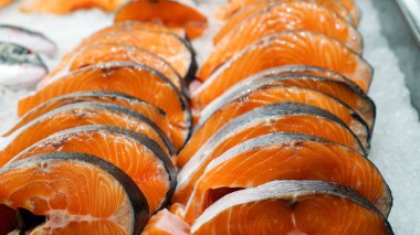 Piyasada taze soğumuş kırmızı balık parçaları