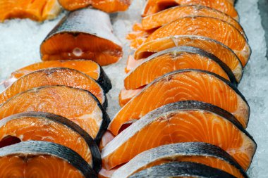 Piyasada taze soğumuş kırmızı balık parçaları