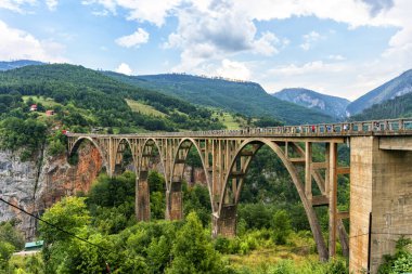 Kuzey Karadağ dağlarındaki Durdevica köprüsü