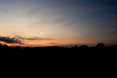 Güneş bulutlar ile sabah gökyüzünde yükselir.