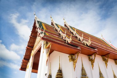 Bir bulutlu gökyüzü üzerinde Tayland tapınak.