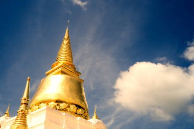 Tayland bir bulutlu sabah gökyüzü üzerinde antik altın özelliği.